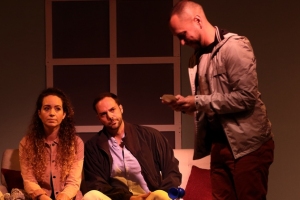 Obra: “Bajo terapia”, Matías del FedericoDirige: Armando AlvarezProduce: Armando Andrés GonzálezGrupo: Grupo Teatral SkenaActuán: Sonia Villamizar, Juan Carlos Ogando, AlejandraOtero, Augusto Nitti, Verónica Gómez y Rodrigo LasarteTemporada: Sala PH del BODTres parejas que se encuentran “bajo terapia”, son convocadas a la vez con laintención de tratar sus conflictos, pero se encontrarán con una sesión más intensa de loesperado. La psicóloga dejó sobres con consignas que las parejas tendrán que abordar yanalizar entre todos. Cada sobre que se abre propone nuevos e ingeniosos interrogantestransformando la sesión en un caos desopilante. Bajo terapia es una obra llena deconflictos inesperados, con el humor como herramienta principal y en donde nada es loque parece llevándonos a un final totalmente inesperado.