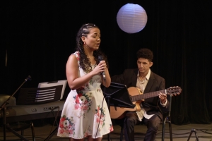 Presentación en la sala del trasnocho de Isabel Toledo, Gabo Fernandez y Diego Pedra en una nueva entrega de  “Kumaco en la plural”. El merengue, la gaita de furro y la tonada se mezclaron con el jazz y la canción de autor, creando una atmósfera de intimidad y libertad.