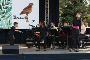 Niños cantan a la tierra